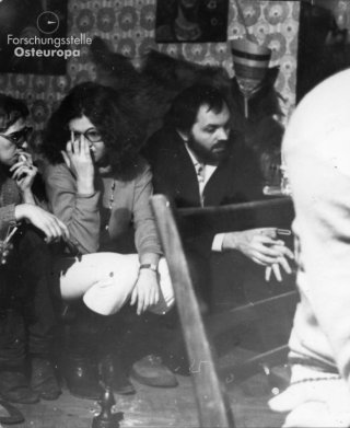 Kвартирная вечеринкa у Юлии Вознесенской. / Party in der Wohnung von Julia Wosnessenskaja.
Георгий или Григорий Рыбак на квартирной вечеринке у Юлии Вознесенской и Владимира Окулова, 1970-е гг. / Georgij oder Grigorij Rybak bei einer Party in der Wohnung von Julia Wosnessenskaja und Wladimir Okulow, 1970er-Jahre.