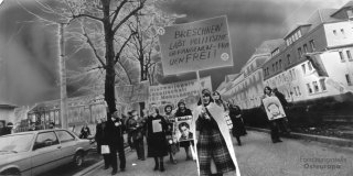 На демонстрации / Bei einer Demonstration Юлия Вознесенская участвует в демонстрации Международного общества защиты прав человека. Бонн, начало 1980-х гг. / Julia Wosnessenskaja bei einer Demonstration der Internationalen Gesellschaft für Menschenrechte. Bonn, Anfang der 1980er Jahre.