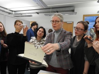Oзнакомительнaя поездкa / Studienreise Мария Классен, хранительница архива Исследовательского центра Восточной Европы в Бремене, показывает участникам и участницам ознакомительной поездки, состоявшейся в 2019 г. в рамках выставочного проекта, самиздатские издания. / Maria Klassen, Archivarin an der Forschungsstelle Osteuropa in Bremen zeigt Teilnehmer*innen der Studienreise, die 2019 im Rahmen des Ausstellungsprojekts stattfand, Samisdat-Publikationen.